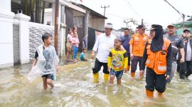 
Sekda Jawa Barat Herman Suryatman memberikan bantuan dari Pemdaprov Jabar bagi korban banjir Bandung selatan, Minggu (9/3/2025).(Foto: dokpim jabar)