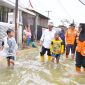 
Sekda Jawa Barat Herman Suryatman memberikan bantuan dari Pemdaprov Jabar bagi korban banjir Bandung selatan, Minggu (9/3/2025).(Foto: dokpim jabar)