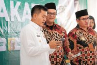 
Bupati Bandung Dadang Supriatna didampingi pengurus Baznas Kabupaten Bandung melaunching Zakat Istana dan Belanja Gratis Bersama Anak Yatim atau anak hebat di Gedung Baznas Center (GBC) Lt. I, Jl. Gading Tutuka Kecamatan Soreang Kabupaten Bandung, Kamis (13/3/2025).(Foto: diskomindo) 
