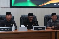 
Bupati Sukabumi H Asep Japar menyampaikan jawaban atas pandangan umum fraksi-fraksi DPRD mengenai Raperda BPR Sukabumi. (Foto: dian/dara)
