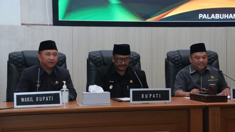 
Bupati Sukabumi H Asep Japar menyampaikan jawaban atas pandangan umum fraksi-fraksi DPRD mengenai Raperda BPR Sukabumi. (Foto: dian/dara)
