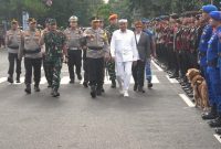 
Gubernur Jaba Dedi Mulyadi  memimpin apel Operasi Ketupat Lodaya di depan Gedung Sate, Jalan Diponegoro, Kota Bandung, Kamis (20/3/2025). (Foto: biro adpim jabar)
