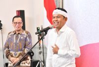 Gubernur Jabar Dedi Mulyadi saat pengukuhan Kepala OJK Jabar yang baru di aula Gedung Sate Bandung, Selasa (25/3/2025).(Foto: biro adpim jabar)
