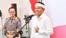 Gubernur Jabar Dedi Mulyadi saat pengukuhan Kepala OJK Jabar yang baru di aula Gedung Sate Bandung, Selasa (25/3/2025).(Foto: biro adpim jabar)
