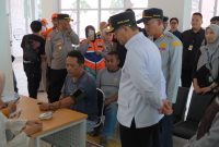 
Wakil Gubernur Jawa Barat, Erwan Setiawan, memenyaksian seorang pemudi yang tengah memeriksa Kesehatannya di Terminal Ciakar, Kabupaten Sumedang, Kamis (27/3/2025). (Foto: biro adpim jabar)
