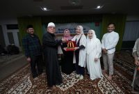 
Penyerahan plakat dari Yulianti Hadena, Associate Director of Communication McDonald’s Indonesia (kanan), kepada Pemimpin pondok pesantren Darul Ma’arif KH Sofyan Yahya (kiri). (Foto: Ist)
