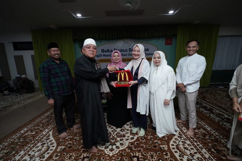 
Penyerahan plakat dari Yulianti Hadena, Associate Director of Communication McDonald’s Indonesia (kanan), kepada Pemimpin pondok pesantren Darul Ma’arif KH Sofyan Yahya (kiri). (Foto: Ist)
