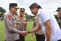 
Wakil Bupati Bandung Ali Syakieb menyambut kehadiran Wakapolri Komjen Ahmad Dofiri saat memantau arus mudik di kawasan jalur selatan Jawa Barat, Jumat (28/3/2025). (Foto: diskominfo)
