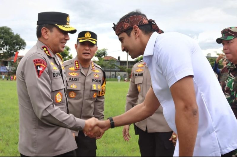 
Wakil Bupati Bandung Ali Syakieb menyambut kehadiran Wakapolri Komjen Ahmad Dofiri saat memantau arus mudik di kawasan jalur selatan Jawa Barat, Jumat (28/3/2025). (Foto: diskominfo)
