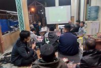 
Ustad Empep Permana saat memberikan materi Konsep Islam Rahmatan Lil A'lamin di Masjid Binaul Makmur, Desa Banyusari, Kecamatan Katapang, Kabupaten Bandung, Jumat (28/4/2025).(Foto: maji/dara)
