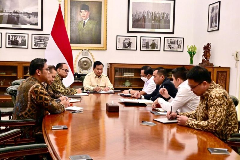 Presiden Prabowo Subianto memimpin rapat terbatas bersama sejumlah Menteri Kabinet Merah Putih di Istana Merdeka, Jakarta, pada Jumat, 7 Maret 2025. (Foto: BPMI Setpres)
