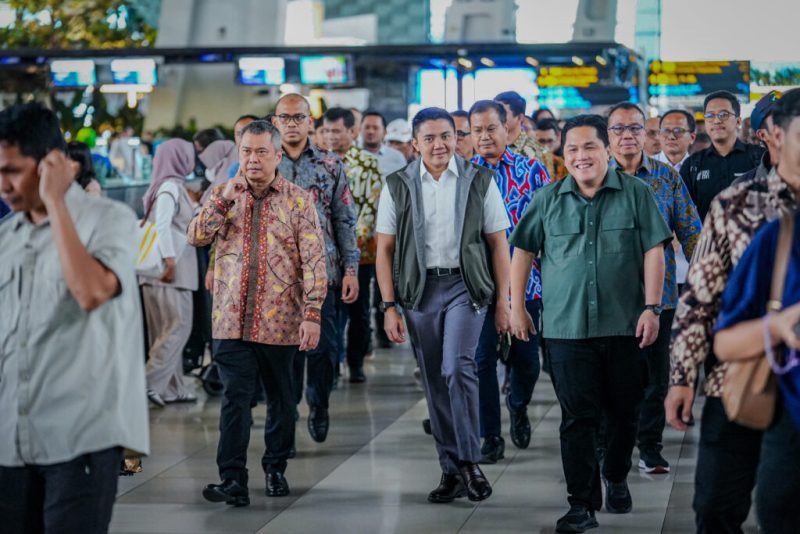 Sekretaris Kabinet (Seskab) Teddy Indra Wijaya bersama dengan Menteri Perhubungan (Menhub) Dudy Purwagandhi dan Menteri Badan Usaha Milik Negara (BUMN) Erick Thohir meninjau Terminal 2 Bandar Udara (Bandara) Soekarno Hatta, di Tangerang, Banten, Sabtu (01/03/2024)(Foto: Setkab)
