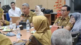Sekda KBB, Ade Zakir didampingi Kepala Bapelitbangda KBB serta hadirin lainnya saat wawancara secara daring oleh Tim Verivikator KLA Tingkat Pusat (Foto: Ist)