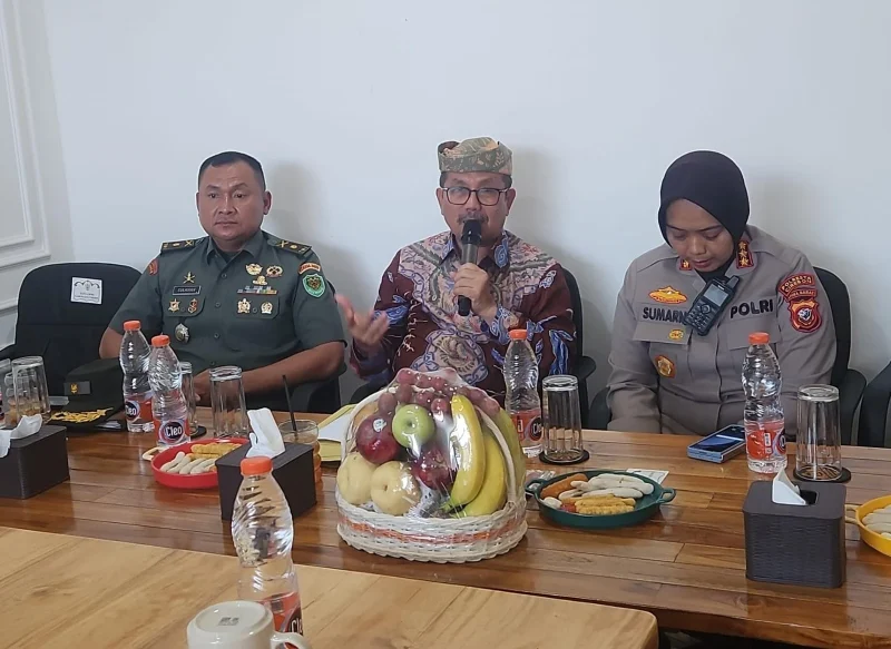 
Bupati Cirebon Imron saat bersilaturahmi dengan para tokoh masyarakat di kawasan Cirebon Timur. (Foto: bambang/dara)
