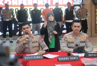 Kabid Humas Polda Jabar, Kombes Pol. Hendra Rochmawan, didampingi Kapolres Garut, AKBP Mochamad Fajar Gemilang, dan Ketua IDI Garut, memberikan keterangan kepada wartawan di Mapolres Garut, Kamis (17/4/2025)(Foto: Ist)