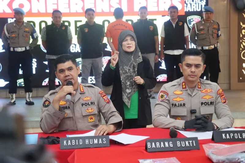 Kabid Humas Polda Jabar, Kombes Pol. Hendra Rochmawan, didampingi Kapolres Garut, AKBP Mochamad Fajar Gemilang, dan Ketua IDI Garut, memberikan keterangan kepada wartawan di Mapolres Garut, Kamis (17/4/2025)(Foto: Ist)