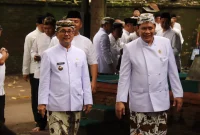 
Bupati Cirebon H. Imron, Wakil Bupati H. Agus Kurniawan Budiman, jajaran Forkopimda, TNI dan Polri, memulai perjalanan napak tilas dari jantung sejarah peradaban Keraton Kasepuhan.(Foto: bambang/dara)
