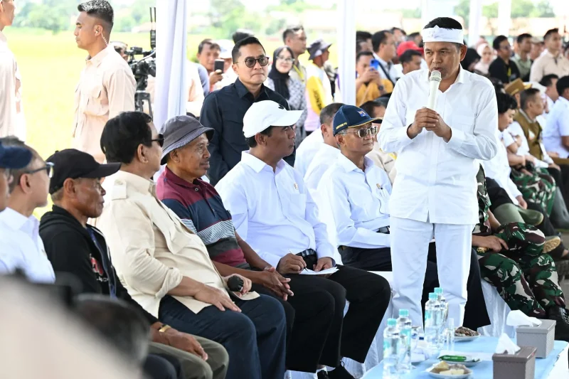 
Gubernur Jawa Barat Dedi Mulyadi menyampaikan aspirasi petani kepada Presiden Prabowo Subianto saat  panen raya di Desa Randegan Wetan, Kecamatan Ligung, Kabupaten Majalengka, Senin (7/4/2025).(Foto: Cahyo/Biro Pers Sekretariat Presiden)