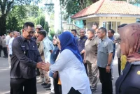 
 Bupati Sukabumi, H Asep Japar berhalal bilahal di lingkungan Pemerintah Kabupaten Sukabumi di Halaman Parkir Sekretariat Daerah, Kabupaten Sukabumi, Palabuhanratu, Selasa (8/3/2025).(Foto: dian/dara)

