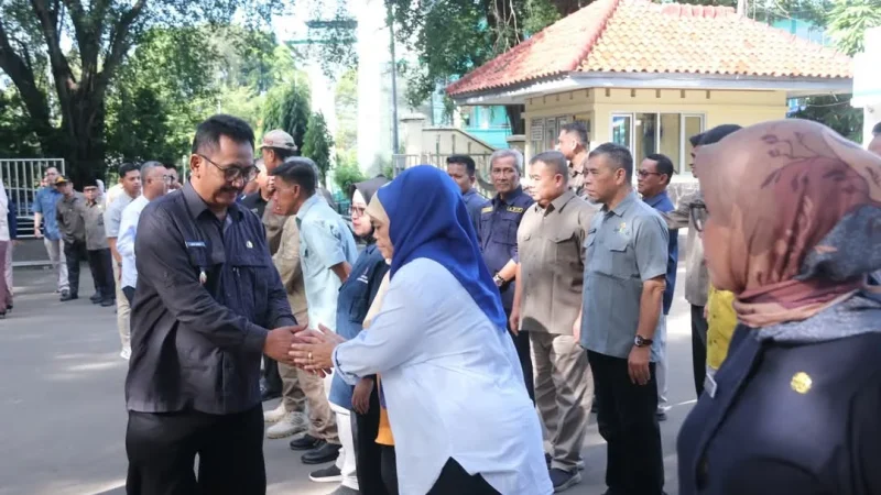 
 Bupati Sukabumi, H Asep Japar berhalal bilahal di lingkungan Pemerintah Kabupaten Sukabumi di Halaman Parkir Sekretariat Daerah, Kabupaten Sukabumi, Palabuhanratu, Selasa (8/3/2025).(Foto: dian/dara)

