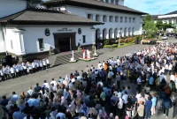 

Gubernur Jawa Barat Dedi Mulyadi halal bihalal Idulfitri dengan seluruh pegawai Pemda Provinsi Jabar di halaman Gedung Sate Bandung, Selasa (8/5/2025).(Foto: biro humas) 
