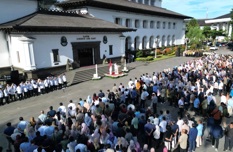 

Gubernur Jawa Barat Dedi Mulyadi halal bihalal Idulfitri dengan seluruh pegawai Pemda Provinsi Jabar di halaman Gedung Sate Bandung, Selasa (8/5/2025).(Foto: biro humas) 
