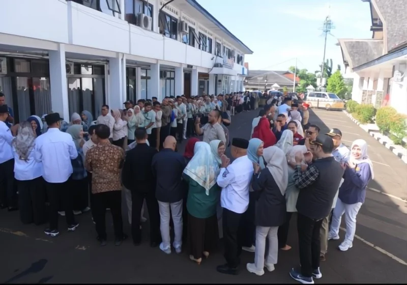 
Wali Kota Sukabumi H. Ayep Zaki memimpin Apel Pagi  yang dilanjutkan silaturahmi Idulfitri 1446 H, di lingkup Pemkot Sukabumi di Lapangan Apel Setda Kota Sukabumi, Selasa (8/4/2025).(Foto: Ist)
