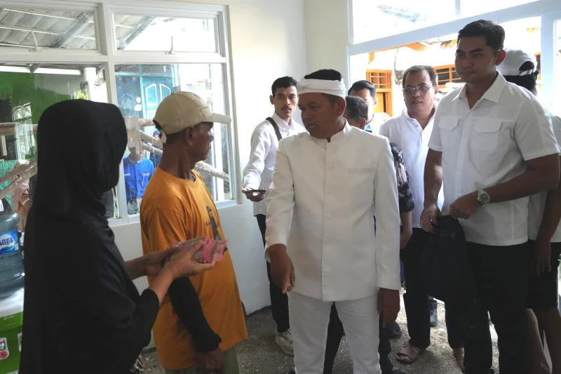 
Gubernur Jawa Barat, Dedi Mulyadi, saat berkunjung di Kampung Cikukulu, Desa Cisande Kecamatan Cicantayan, Kabupaten Sukabumi, Kamis (10/4/2025).(Foto: biro adpim)
