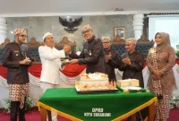 
Gubernur Jawa Barat Kang Dedi Mulyadi turut hadir bersama Wali Kota Ayep Zaki, Wakil Wali Kota Bobby Maulana, dan Asisten Pemerintahan dan Kesra Jawa Barat Kusmana Hartadji.(Foto: Ist)