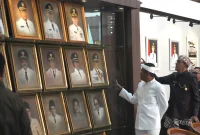 Gubernur Jawa Barat Dedi Mulyadi mengamati foto Wali Kota Sukabumi dari masa ke masa. (Foto: biro adpim)
