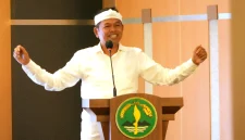 Gubernur Jawa Barat Dedi Mulyadi melakukan halalbihalal dengan Keluarga Besar Paguyuban Pasundan di Mandala Saba dr. Djoendjoenan Gedung Paguyuban Pasundan Kota Bandung, Sabtu (12/4/2025).(Foto: biro adpim)
