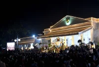 Masyarakat Jawa Barat, khususnya Kota Bandung dan sekitarnya, sangat antusias mengakses layanan publik yang tersedia dalam program Abdi Nagri Nganjang Ka Warga di Bale Pakuan (Gedung Pakuan), Kota Bandung, Sabtu (12/4/2025). (Foto: biro adpim)

