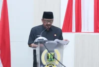 
Bupati Sukabumi H Asep Japar meyampakan jawaban Rapat Paripurna DPRD Kabupaten Sukabumi, Senin (14/4/2025).(Foto: Ist)
