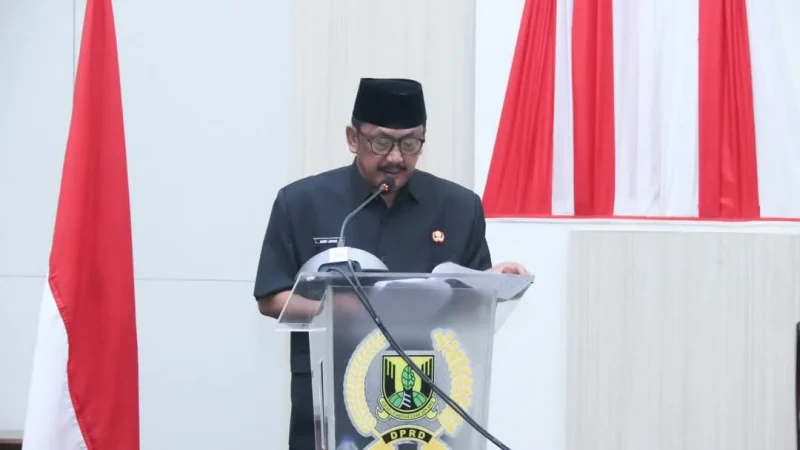 
Bupati Sukabumi H Asep Japar meyampakan jawaban Rapat Paripurna DPRD Kabupaten Sukabumi, Senin (14/4/2025).(Foto: Ist)
