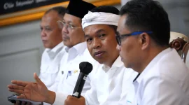 
Gubernur Jawa Barat, Dedi Mulyadi menyampaikan arahan dalam rapat bersama pimpinan Dinas Pendidikan Provinsi Jabar, kepala dinas pendidikan kabupaten/kota, serta pimpinan Kantor Wilayah Kementerian Agama Jabar.(Foto: biro adpim jabar)
