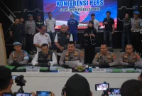 

Kapolres Subang, AKBP Ariek Indra Sentanu saat menjelaskan kasus pembunuhan berencana dalam gelar perkara, di Aula Patriatama Polres Subang, Senin (26/5/2025). (Foto: yudi/dara)