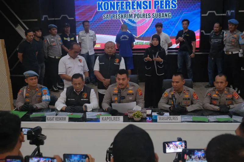 
Kapolres Subang, AKBP Ariek Indra Sentanu saat menjelaskan kasus pembunuhan berencana dalam gelar perkara, di Aula Patriatama Polres Subang, Senin (26/5/2025). (Foto: yudi/dara)