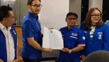 Jeje Ritchie Ismail menerima SK dari Joko Suyono (Foto: Istimewa)