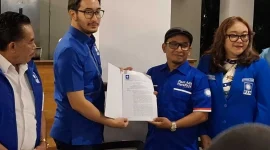 Jeje Ritchie Ismail menerima SK dari Joko Suyono (Foto: Istimewa)