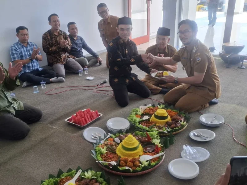 
Bupati Bandung Barat Jeje Ritchie Ismail memberikan potongan tumpeng kepada Wakil Ketua DPRD KBB, Asep Dedi saat syukuran.(Foto: heny/dara)