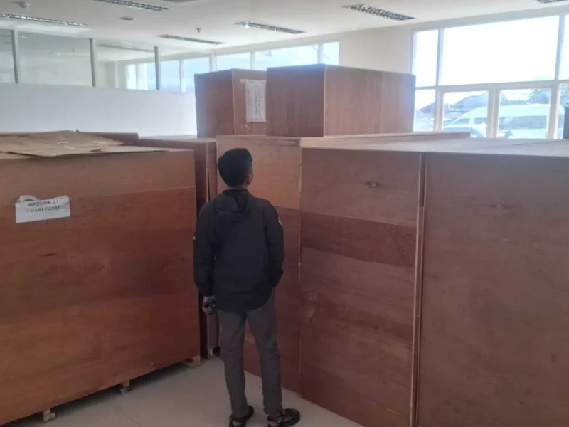 Sepeda motor alat peraga otomotif masih dibungkus rapi di Gedung Dewan Bandung Barat baru (Foto: Istimewa)