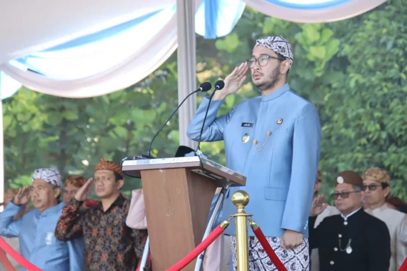 Bupati Bandung Barat Jeje Ritchie Ismail saat menjadi Pembina Upacara Hardiknas Tahun 2025 (Foto: Istimewa)