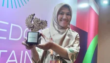 Ema Suranta, nasabah PNM Mekaar meraih penghargaan pada ajang Mata Lokal Award 2025 untuk sub-kategori Local Ace in Organic Waste Transformation yang berlangsung di Hotel Shangri-La, Jakarta, pada Kamis (8/5/2025).(Foto: Istimewa)