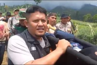 Elang Guntur Pratama (16), pendaki asal Karawang yang sebelumnya dilaporkan hilang di Gunung Cikuray, Kabupaten Garut, saat dilakukan evakuasi oleh tim gabungan usai ditemukan pada Jumat (16/5/2025) pagi (Foto: Istimewa)