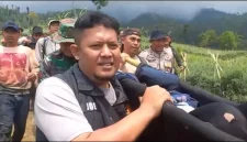 Elang Guntur Pratama (16), pendaki asal Karawang yang sebelumnya dilaporkan hilang di Gunung Cikuray, Kabupaten Garut, saat dilakukan evakuasi oleh tim gabungan usai ditemukan pada Jumat (16/5/2025) pagi (Foto: Istimewa)