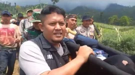Elang Guntur Pratama (16), pendaki asal Karawang yang sebelumnya dilaporkan hilang di Gunung Cikuray, Kabupaten Garut, saat dilakukan evakuasi oleh tim gabungan usai ditemukan pada Jumat (16/5/2025) pagi (Foto: Istimewa)