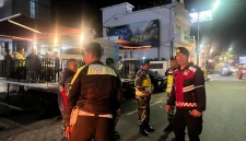 Petugas gabungan dari Polri, Polisi Militer, TNI, Brimob, Dishub, dan Satpol PP Garut melakukan patroli mobile di titik-titik rawan, razia kendaraan yang menggunakan knalpot brong, serta penertiban terhadap peredaran miras ilegal, Sabtu malam (17/5/2025)(Foto: Istimewa)
.