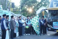 Pemberangkatan terakhir Calon Jemaah Haji Indonesia Kabupaten Garut Kloter 60 Musim Haji Tahun 1446 Hijriah/2025 Masehi dilaksanakan di Halaman Pendopo Garut, Jalan Kiansantang, Kecamatan Garut Kota. Kabupaten Garut, Sabtu (30/5/2025)(Foto: Istimewa)