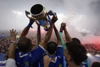 
Para pemain PERSIB mengangkat trofi juara Liga 1 2024/25 di Stadion Gelora Bandung Lautan Api, Sabtu (24/5/2025). (Foto: PERSIB.co.id)