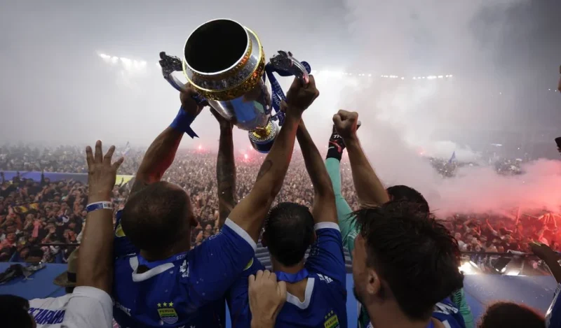 
Para pemain PERSIB mengangkat trofi juara Liga 1 2024/25 di Stadion Gelora Bandung Lautan Api, Sabtu (24/5/2025). (Foto: PERSIB.co.id)